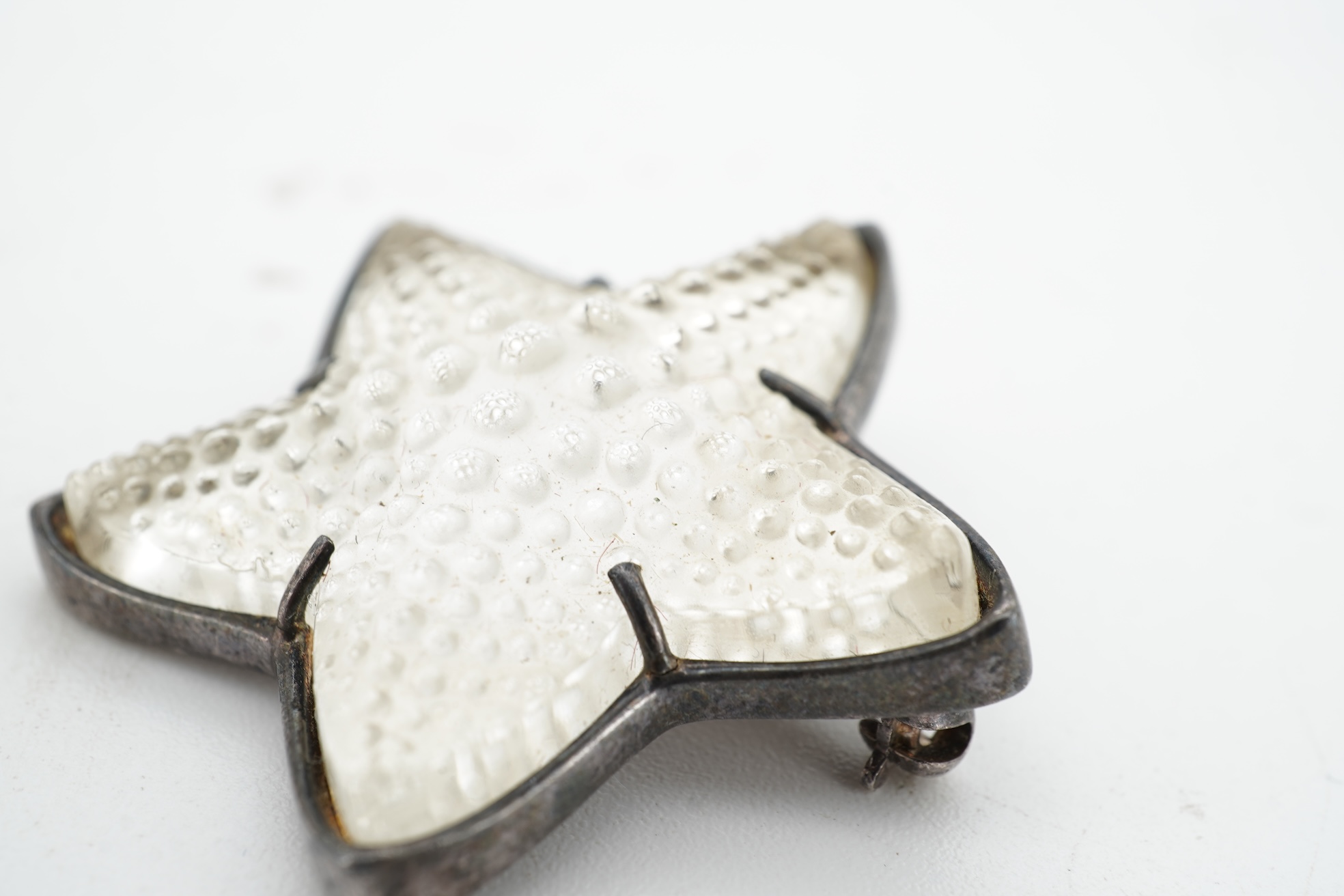 Lalique, a silver and glass starfish brooch, length 3.3cm, signed Lalique, French assay mark for silver, French maker's mark